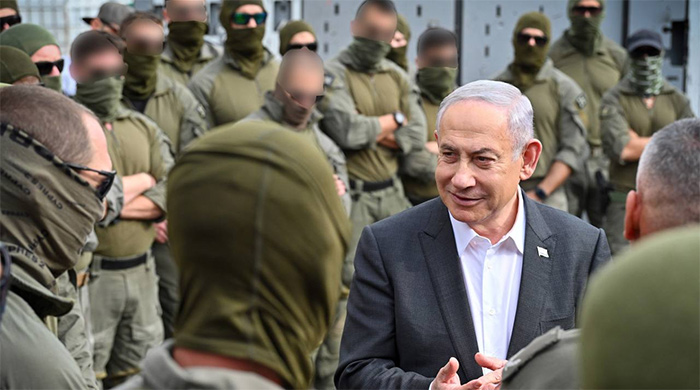 Netanyahu with the troops who freed the two hostages