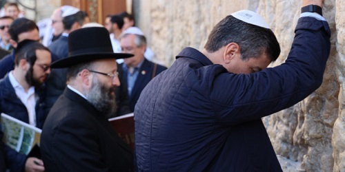 Paraguay’s President Visits Western Wall