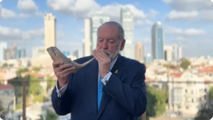 Ambassador Huckabee blowing shofar.png
